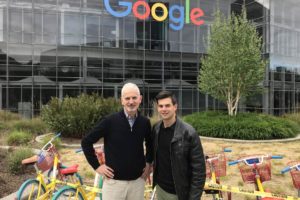 Martin Rensch und Sohn Daniel vor dem Google-Hauptsitz im Silicon Valley