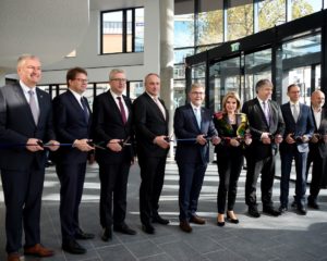 Durchschnitten zur Einweihung ein blaues Band: Landrat Bernd Woide, Oberbürgermeister Dr. Heiko Wingenfeld, Regierungspräsident Hermann-Josef Klüber, Dr. Matthias Cord (Thüga AG), Martin Heun (Sprecher der Geschäftsführung der RhönEnergie Fulda), Eva-Maria Greve und Dr. Ralph Knist (beide Dr. Helmut Greve Bau- und Boden-Aktiengesellschaft), Dr. Arnt Meyer (Geschäftsführer RhönEnergie Fulda) sowie Wolfgang Richter (Geschäftsführer Hochbau Süd-West des Generalunternehmers Köster GmbH). Foto: RhönEnergie Fulda / photoebene Marzena Seidel