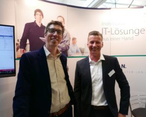 Patrick Jordan (links) und Stephan Götz (rechts) beraten bei der fibit Interessierte zu kaufmännischer Software für Mittelständler