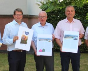 Halten die Flyer für die neuen Willkommenstouren in Händen: (von links) IHK-Hauptgeschäftsführer Stefan Schunck, Oberbürgermeister Dr. Heiko Wingenfeld, IHK-Präsident Bernhard Juchheim, Landrat Bernd Woide, Regionalmanager Christoph Burkard – Foto: Nadja Moalem, Landkreis Fulda.