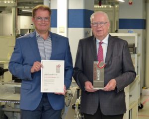 Die geschäftsführenden JUMO-Gesellschafter Bernhard (rechts) und Michael Juchheim (links) mit der Auszeichnung „Wirtschaftsmagnet“.