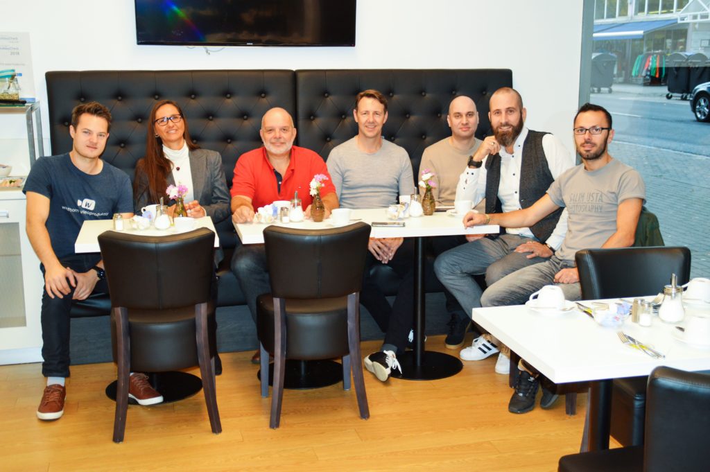 Gründer und Berater im Gespräch: von links - Julian Witteborn, Tanja Ebbing, Christoph Burkard, Kai Nüchter, Christian Breitung, Nicolas Bredel und Salih Usta. Foto: Region Fulda GmbH / Salih Usta