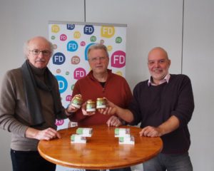 (von links) IHK-Hauptgeschäftsführer Stefan Schunck, Ewald Gerk und Regionalmanager Christoph Burkard mit den Premieren FD-Honig-Gläsern.
