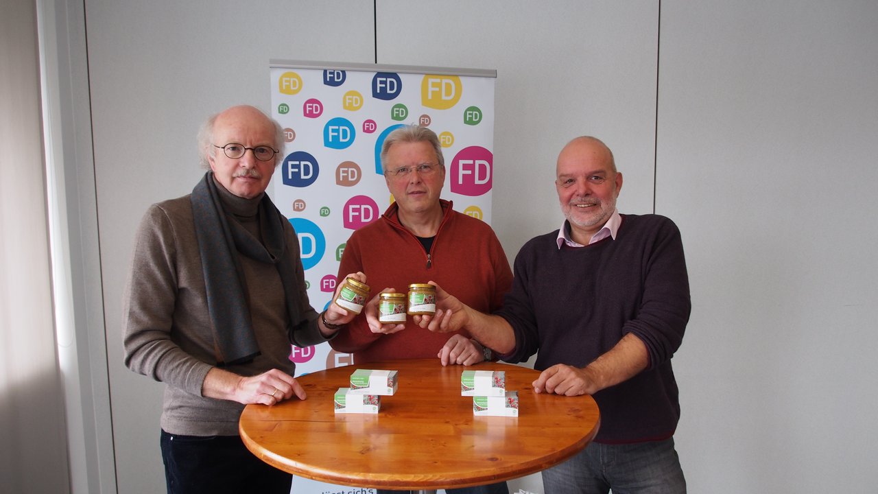 (von links) IHK-Hauptgeschäftsführer Stefan Schunck, Ewald Gerk und Regionalmanager Christoph Burkard mit den Premieren FD-Honig-Gläsern.