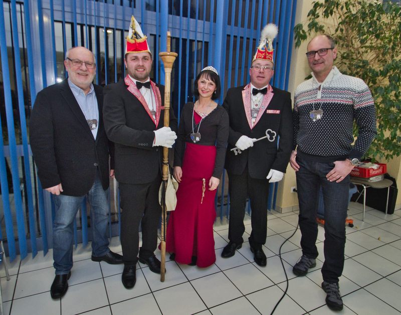 Unser Bild zeigt die Glücksfee Prinzessin Martina XLI. mit (von links) Geschäftsführer Klaus-Dieter Eckstein, Zeremonienmeister Johannes Vilmar, Minister Gottfried Schaub und Vorsitzender Eugen Domhöfer.