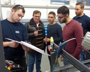 Ein JUMO-Auszubildender zeigt interessierten Jugendlichen die Arbeit im hauseigenen Ausbildungszentrum.