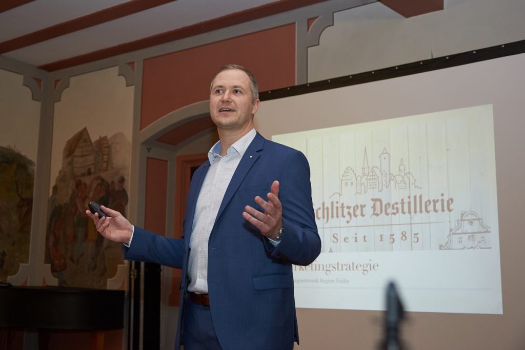 2.Tobias Wiedelbach, Geschäftsführer der Schlitzer Korn- und Edelobstbrennerei, stellte die Marketingleitlinien seines Unternehmens vor