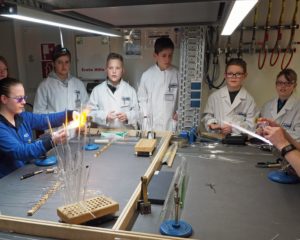 Die „Kolleginnen und Kollegen von morgen“ besuchen die JUMO-Glasapparatebauer beim Girls‘ und Boys‘ Day 2019.
