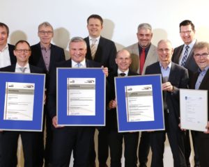 Der Verantwortungsträger der RhönEnergie Fulda-Gruppe mit ihren Gästen vom DVGW: Dipl.-Ing. Jörg Höhler (vordere Reihe, zweiter von links) und Dipl.-Ing. Heinz Flick (hintere Reihe, ganz rechts). Foto RhönEnergie Fulda / Uli Mayer