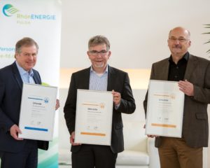 Freuen sich über die erneute Auszeichnung für die RhönEnergie Fulda in deren regionalen Versorgungsgebiet: (v. l.) Klaus Moll (Vertriebsleiter), Martin Heun (Sprecher der Geschäftsführung) und Christoph Hau (Abteilungsleiter Privatkundenvertrieb). Foto: RhönEnergie Fulda / Burkhard Beintken