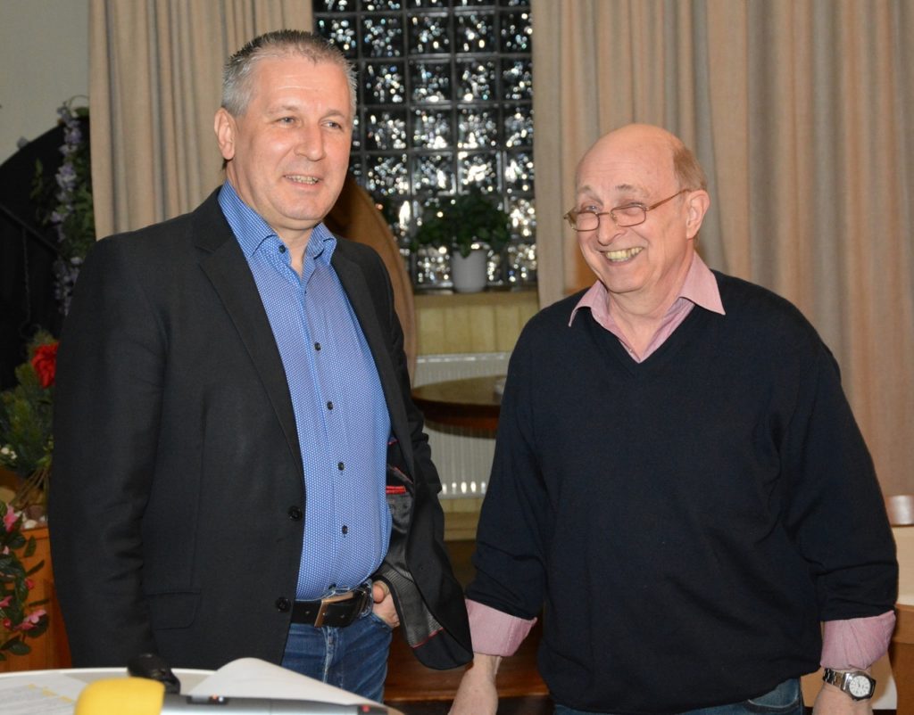Guntram Ziepel dankt dem scheidenden Vorsitzenden Johannes Lange für seine wertvolle Arbeit für die BI-Fuldatal e. V.
