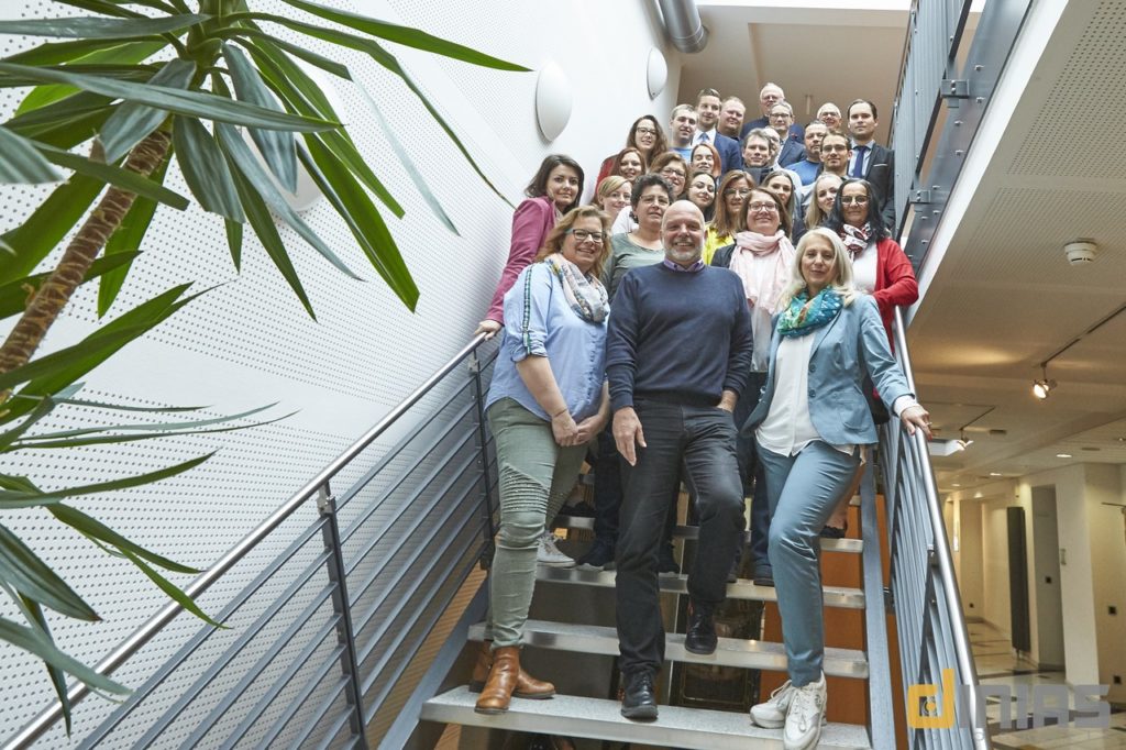 1.Gruppenfoto auf der Treppe: RockWerk Fulda e.V rockte das Gründerfrühstück im ITZ.