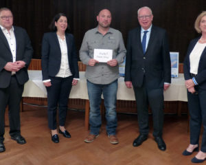Durch den erfolgreichsten Verbesserungsvorschlag von Daniel Wess kann JUMO jährlich rund 16.000 Euro sparen. Von links nach rechts: Betriebsratsvorsitzender Thomas Müller, Personalleitern Alexandra Dantmann, Daniel Wess, geschäftsführender Gesellschafter Bernhard Juchheim und die Leiterin des Betrieblichen Vorschlagswesens Monika Thom.