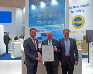 Dr. Jochen Köckler (links), Vorstandsvorsitzender der Deutschen Messe AG, überreicht die Urkunde für die 70. Messeteilnahme an Bernhard (Mitte) und Michael (rechts) Juchheim.