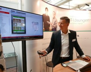 Stephan Götz zeigt auf der fibit Lösungen der kaufmännischen Software für Mittelständler