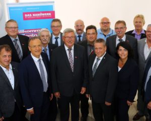 Der neue Vorstand der Handwerkskammer Kassel: Reinhard Lachmann , Peer Asser, Frank Dittmar, Jürgen Weste, Kurt Modenbach, Heinrich Gringel, Andreas Gerstenberg, Holger Ebrecht, Horst Zahn, Sven Moog, Johannes Schwarz, Alexandra Kaske-Diekmann, Fred Schneider, Rolph Limbacher, Thorsten Krämer (v.l.n.r.) Quelle: Andreas Fischer