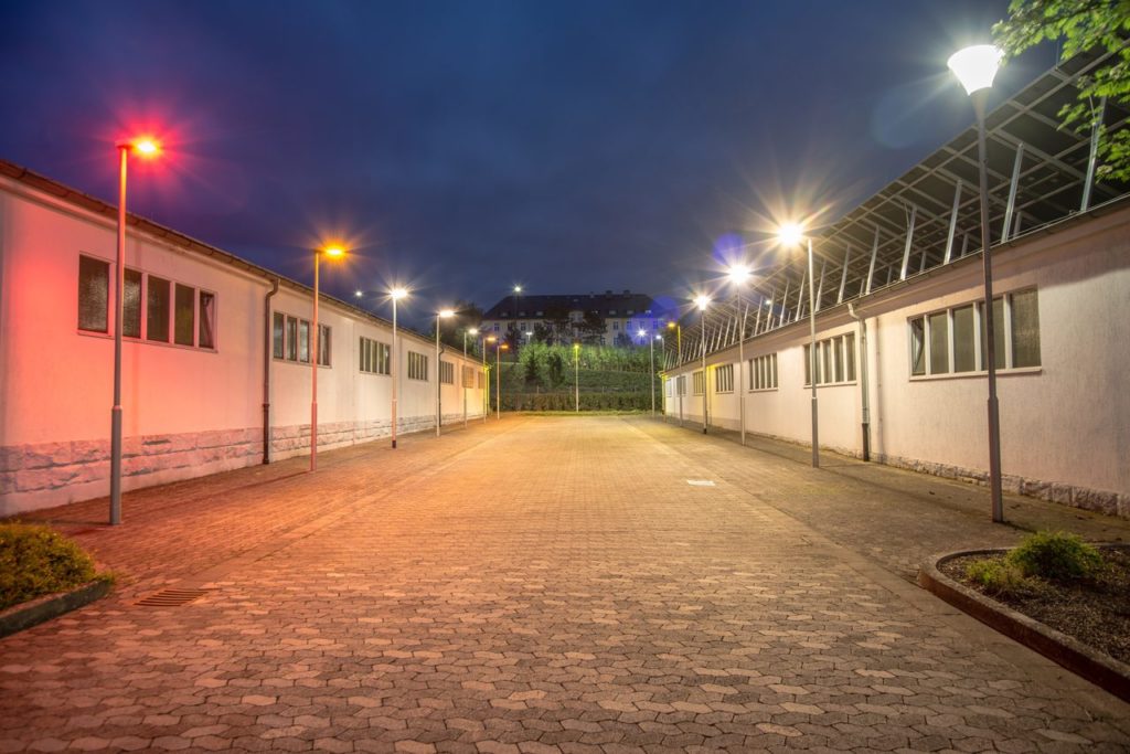LED-Leuchten im Live-Betrieb: In ihrem Muster-Leuchtenpark in der Daimler-Benz-Straße präsentiert die RhönEnergie Fulda bei Bedarf unterschiedliche Typen energieeffizienter LED-Leuchten. Foto: RhönEnergie Fulda