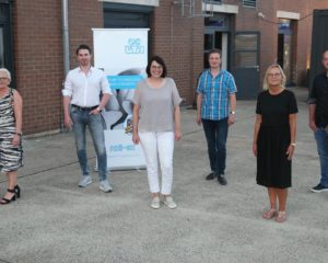 UTH feiert Jubiläum und Jubilare (von links nach rechts): Peter J. Uth, Eva-Maria Uth, Manuel Bessler, Solvejg Bolz, Stefan Hegmann, Petra Hilfenhaus, Nico Eckert, Tobias Bormann (es fehlen: Ilka Jost-Gutberlet und Fred Staatz)