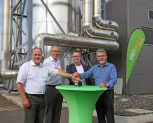 Starten symbolisch die Anlage: (v.re.) Martin Heun, Sprecher der Geschäftsführung der RhönEnergie Fulda, Uwe Sauerwein, Geschäftsführer der Biothan GmbH, Dr. Dieter Uhlig, eflox Systeme für Energietechnik und Werner Dietrich, Bürgermeister der Gemeinde Großenlüder. Foto: RhönEnergie Fulda / Uli Mayer