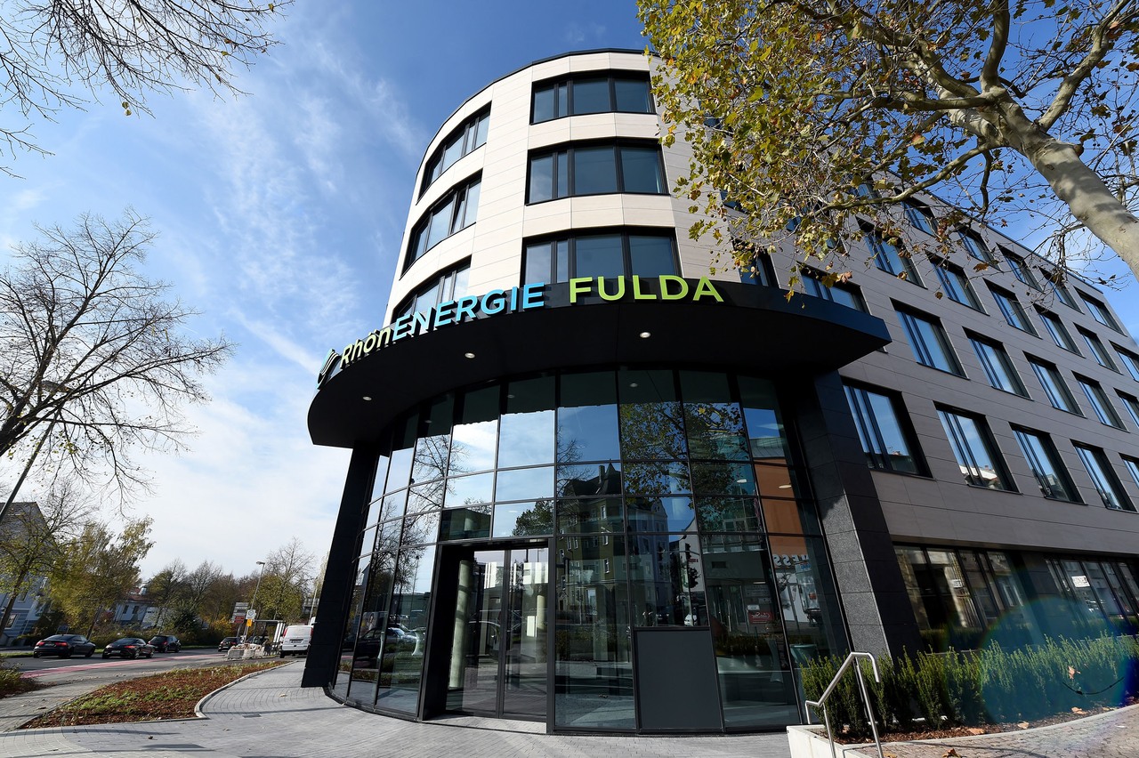 Der Haupteingang der neuen Unternehmenszentrale der RhönEnergie Fulda-Gruppe befindet sich an der Ecke Bardostraße / Löherstraße. Fotos: RhönEnergie Fulda / photoebene Marzena Seidel