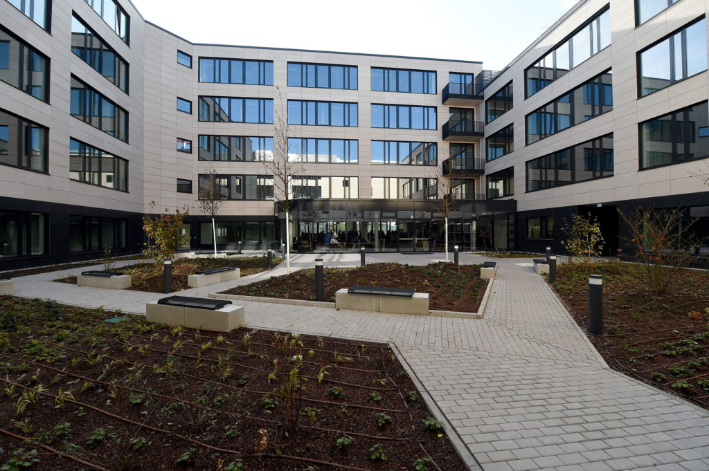 Das Gebäude am Löhertor hat einen Innenhof mit Pflanzen, Wegen und Sitzgelegenheiten. Im Sommer kann auf einer Terrasse auch gespeist werden. Foto: RhönEnergie Fulda / photoebene Marzena Seidel