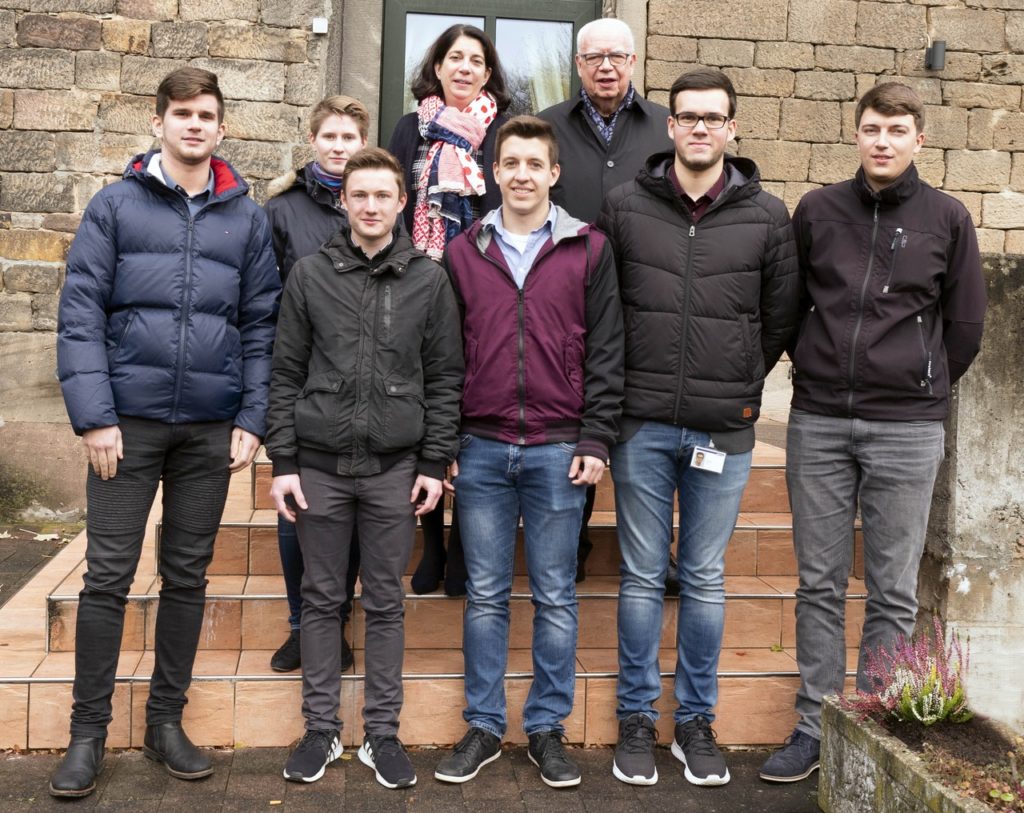 Sechs dual Studierende wurden für ihren erfolgreichen Abschluss von JUMO Personalleiterin Alexandra Dantmann (hinten links) und dem geschäftsführenden JUMO-Gesellschafter Bernhard Juchheim (hinten rechts) geehrt.