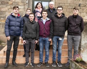Sechs dual Studierende wurden für ihren erfolgreichen Abschluss von JUMO Personalleiterin Alexandra Dantmann (hinten links) und dem geschäftsführenden JUMO-Gesellschafter Bernhard Juchheim (hinten rechts) geehrt.