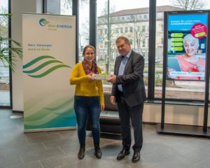 Fast wie ein Weihnachtsgeschenk: Julia Kühn freut sich über das iPad, das ihr Bereichsleiter Klaus Moll überreicht.