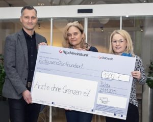 Marketingleiter Michael Diegelmann (links) und Theresa Gürtler, Mitarbeiterin der JUMO-Marketingabteilung (rechts) übergeben den symbolischen Spendenscheck an die Repräsentantin von „Ärzte ohne Grenzen e.V. “ Brigitte Mähler.