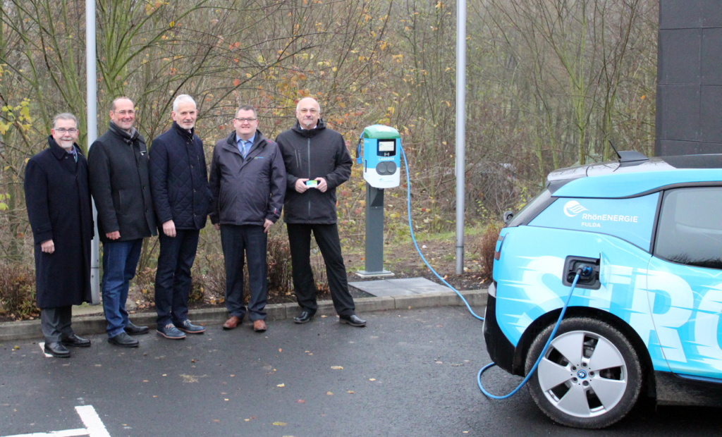 Zufriedene Partner: (v. li.) Martin Heun (Geschäftsführer der RhönEnergie Fulda), Dirk Wolschke und Martin Rensch (beide Geschäftsführer von RENSCH-HAUS), Key-Account-Manager Volker Böse und Christoph Hau (stellv. Bereichsleiter Energiewirtschaft der RhönEnergie Fulda).