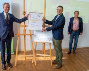 Der Chef der Hessischen Staatskanzlei, Staatsminister Axel Wintermeyer (links), würdigte heute in Wiesbaden die Vertreter des Projekts „Azubi Region Fulda“ Julian Bolz und Ulrich Nesemann (von links nach rechts). © Hessische Staatskanzlei