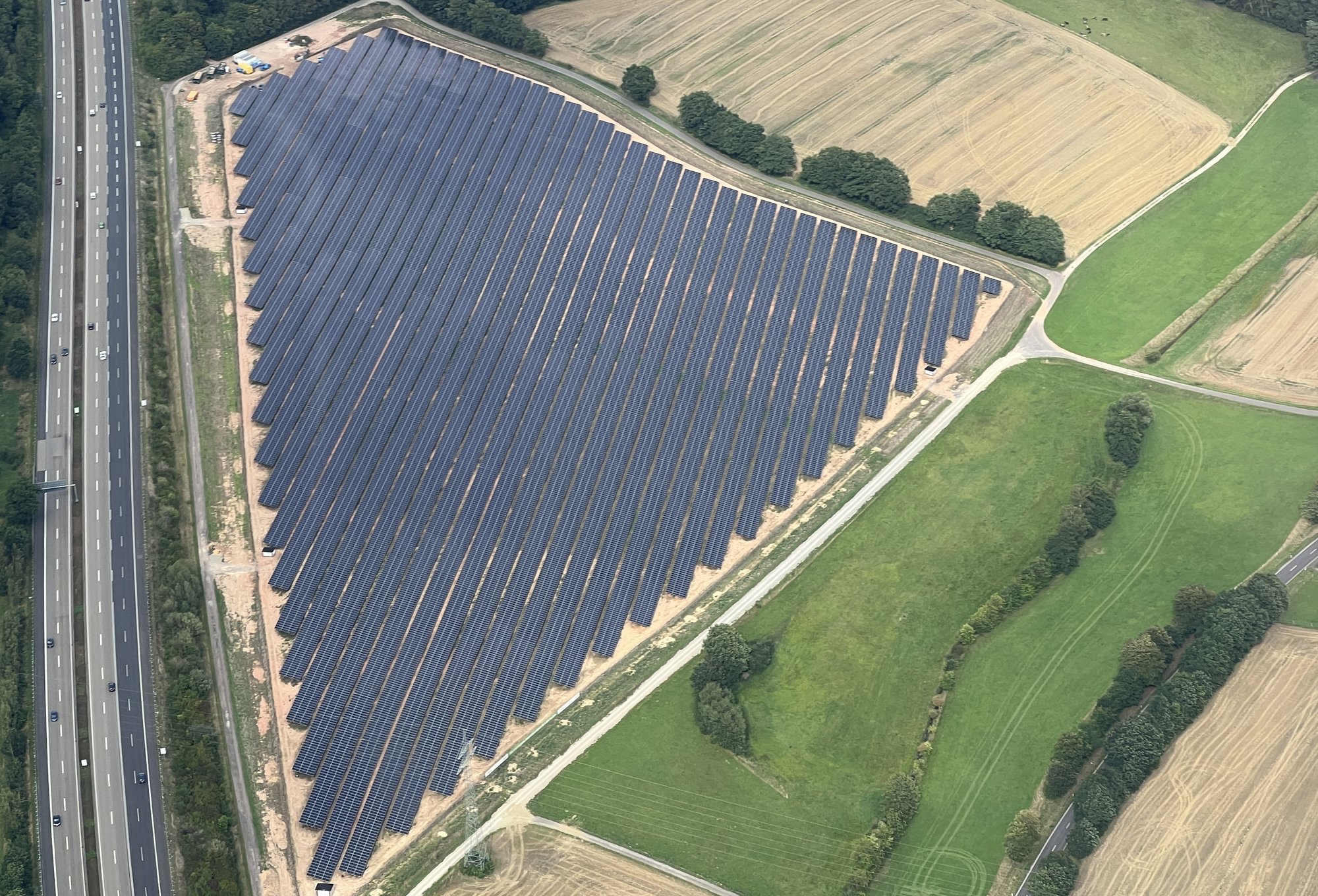 Sonnenstrom für über 4.000 Familien: Der neue PV-Park an der A7. Foto: SonnenScheinStrom Eichenzell